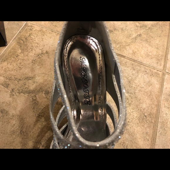 Silver heels - Picture 5 of 5